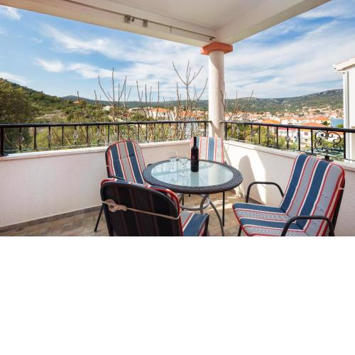 1 - Modern apt w big garden & terrace w sea view