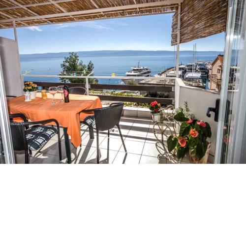 10 persons apartment , terrace with seaview , 20 meters from the beach