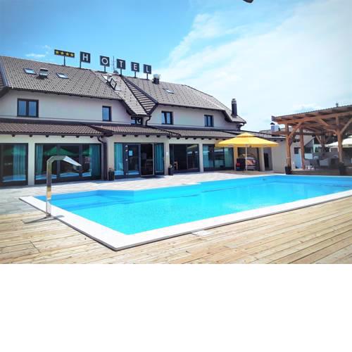 16 Lakes Hotel