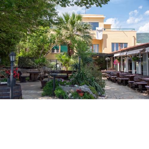 2 Bedroom Apartment Mirela by the sea