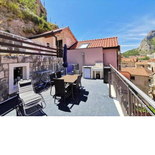 2 bedrooms appartement with city view terrace and wifi at Omis
