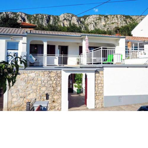3 bedrooms house with enclosed garden and wifi at Grizane 5 km away from the beach