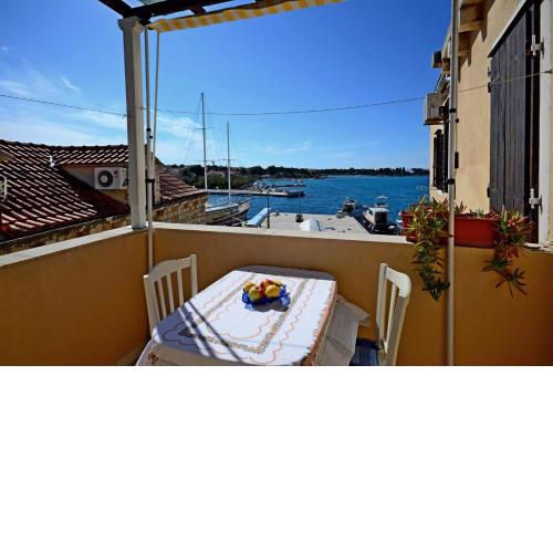 A1 - apt with terrace best location in Supetar