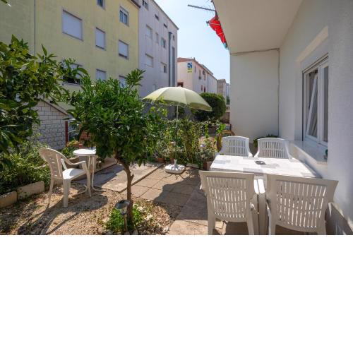 A2 - apt near beach w patio parking and grill
