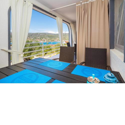 A4 - Modern apt w terrace 3 min walk to beach