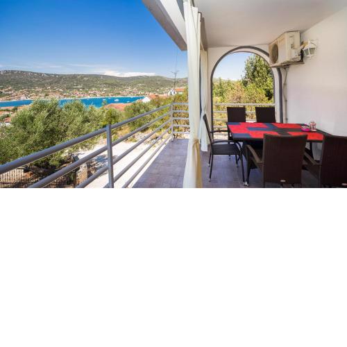 A5 - Modern apt with terrace 3 min walk to beach