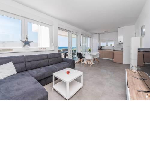 Adris, modern & spacious apartment for 6