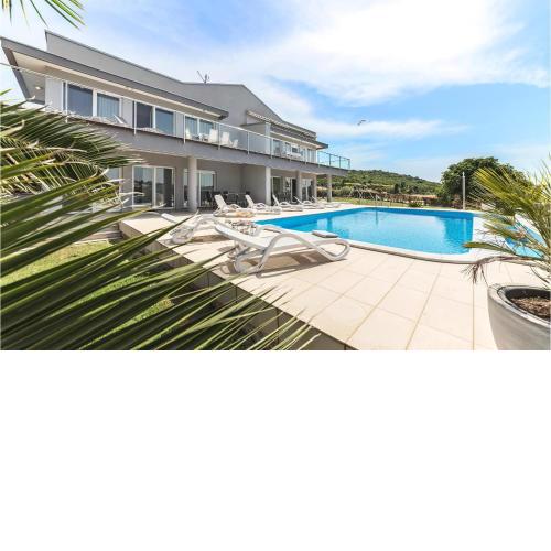 Amazing apartment in Banjole with Outdoor swimming pool, WiFi and 2 Bedrooms