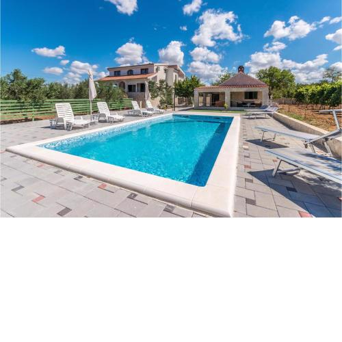 Amazing apartment in Donje Rastane with Outdoor swimming pool and 3 Bedrooms