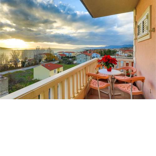 Amazing apartment in Kastel Sucurac w/ 3 Bedrooms
