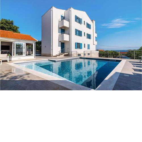 Amazing apartment in Lukoran with Outdoor swimming pool, Jacuzzi and 2 Bedrooms