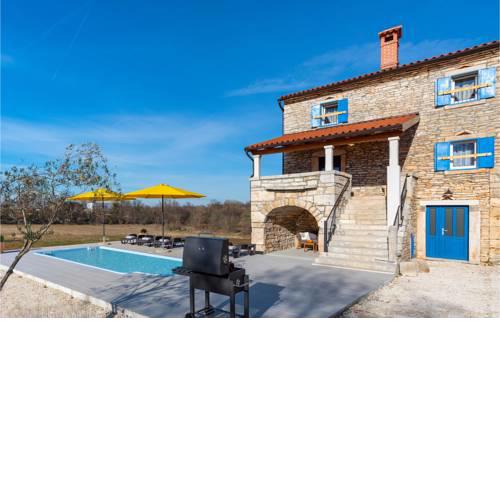 Amazing home in Brscici w/ Outdoor swimming pool and 2 Bedrooms