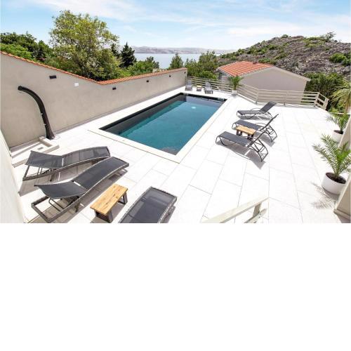 Amazing home in Cesarica with Outdoor swimming pool, Jacuzzi and 5 Bedrooms