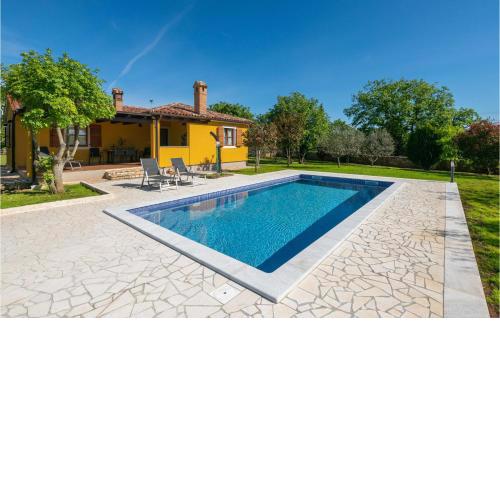 Amazing home in Cokuni with Outdoor swimming pool and 2 Bedrooms