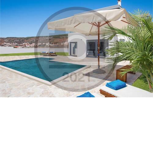 Amazing home in Donji Prolozac with Outdoor swimming pool and 4 Bedrooms