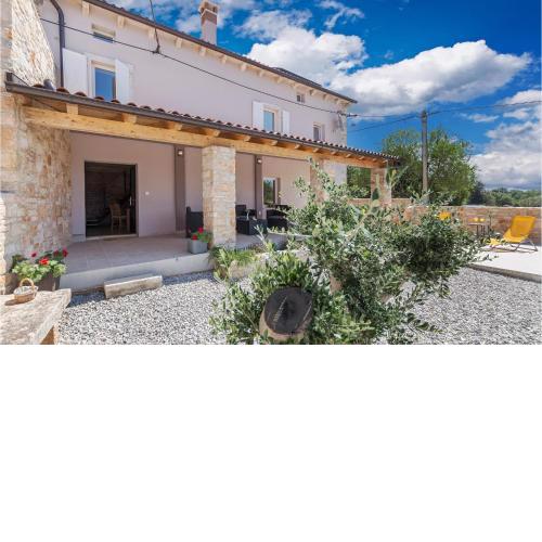 Amazing home in Duga Uvala with Jacuzzi and 4 Bedrooms