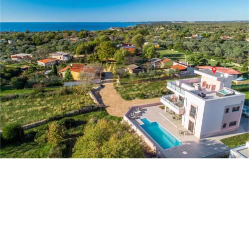 Amazing home in Fazana w/ Outdoor swimming pool, Jacuzzi and 4 Bedrooms