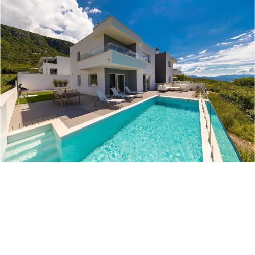 Amazing home in Grizane with Outdoor swimming pool, WiFi and 3 Bedrooms