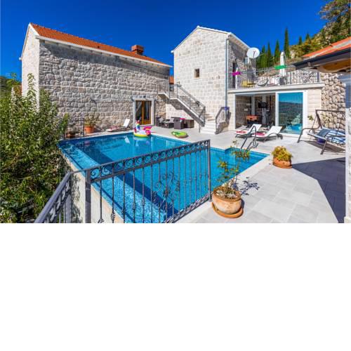 Amazing home in Gromaca w/ WiFi and 4 Bedrooms
