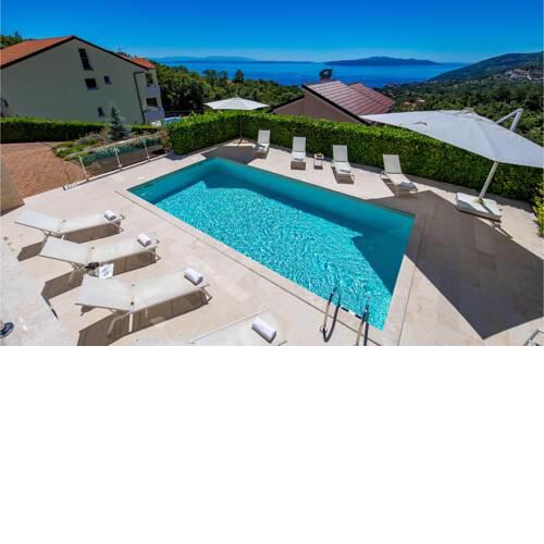 Amazing home in Icici w/ Outdoor swimming pool and 4 Bedrooms