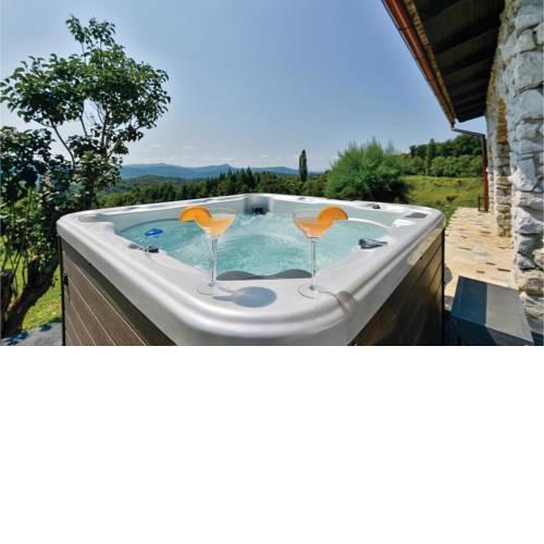 Amazing home in Jalzabet w/ Jacuzzi, WiFi and 2 Bedrooms