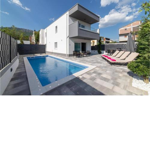 Amazing home in Kastel Stari with 4 Bedrooms
