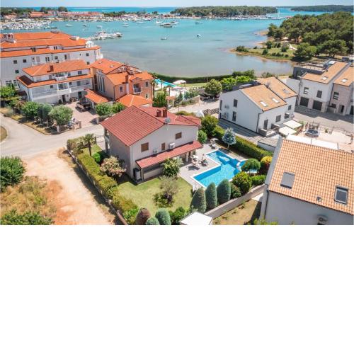 Amazing home in Medulin with Outdoor swimming pool, Jacuzzi and WiFi