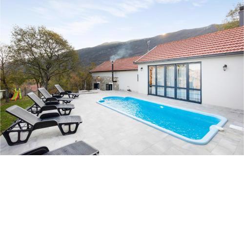 Amazing home in Metkovic with Outdoor swimming pool, Jacuzzi and 2 Bedrooms