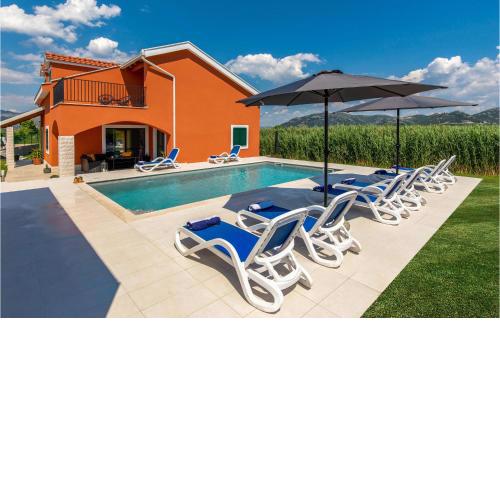 Amazing home in Opuzen with Outdoor swimming pool and 4 Bedrooms
