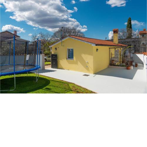 Amazing home in Orihi with WiFi and 2 Bedrooms