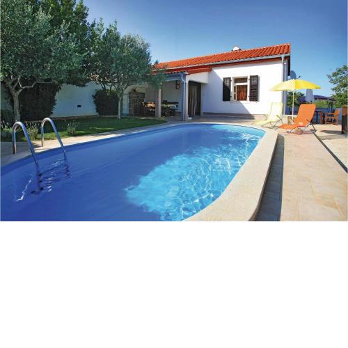 Amazing home in Peruski with Outdoor swimming pool, WiFi and 2 Bedrooms