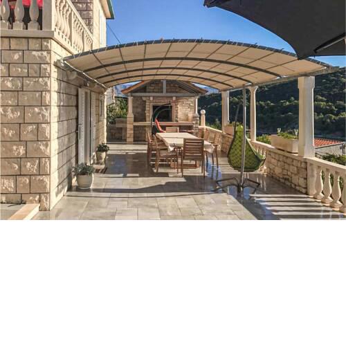 Amazing home in Pucisca with Jacuzzi, WiFi and 3 Bedrooms