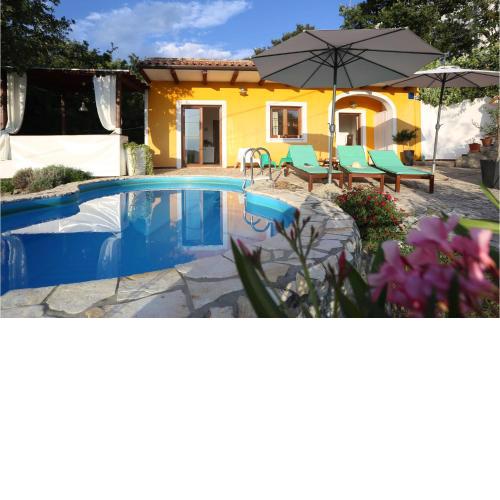 Amazing home in Ripenda Verbanci with Outdoor swimming pool, WiFi and 2 Bedrooms