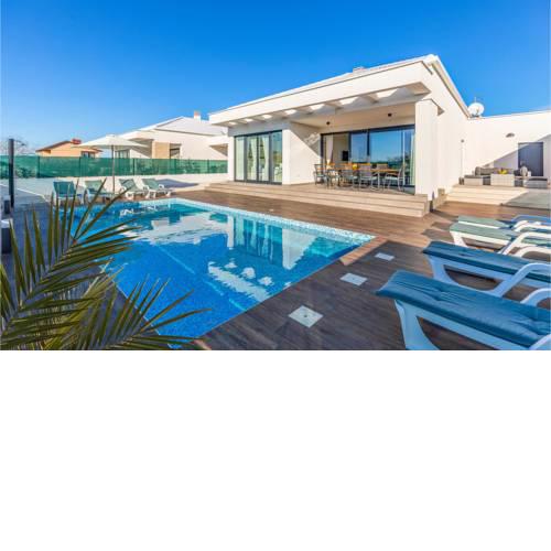 Amazing home in Sikici w/ Outdoor swimming pool and 4 Bedrooms