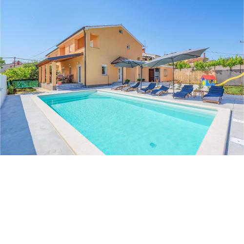 Amazing home in Sikici with Outdoor swimming pool and 4 Bedrooms