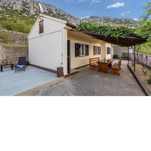 Amazing home in Stinica w/ 2 Bedrooms