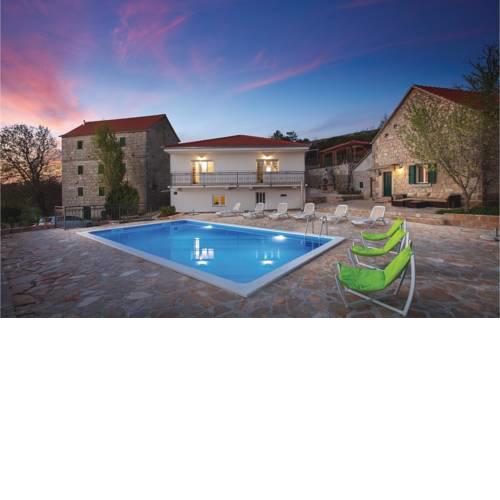 Amazing home in Studenci w/ Outdoor swimming pool, Heated swimming pool and 3 Bedrooms