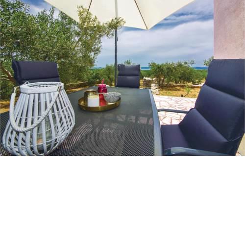 Amazing home in Sutivan w/ WiFi and 3 Bedrooms