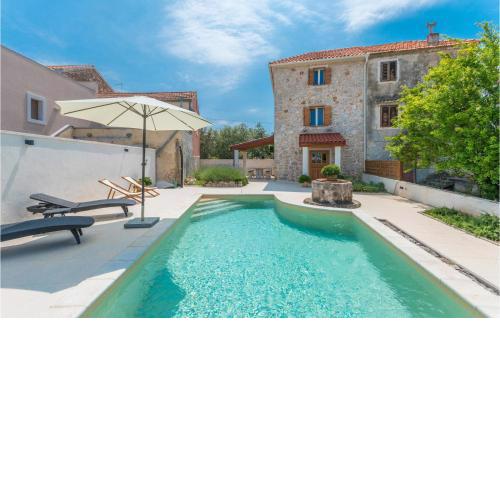 Amazing home in Sutomiscica with Outdoor swimming pool, WiFi and 2 Bedrooms