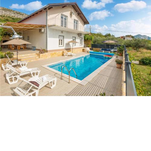 Amazing home in Tugare with Outdoor swimming pool and 6 Bedrooms