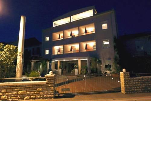 Anamar Apartments