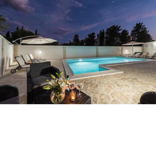 Andy modern & centrally located ap. for 6 with a pool