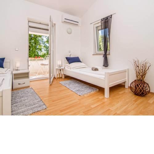 Anica Villa