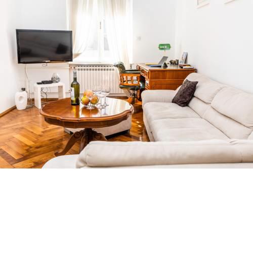 Antique and Cozy Apartment in Heart of City Center