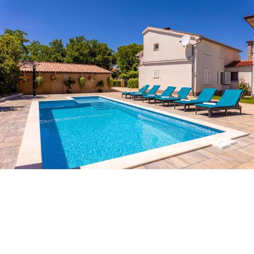 Apartman Luni s bazenom