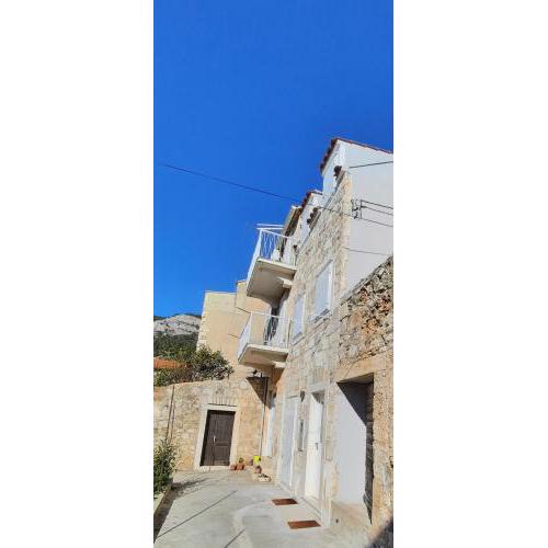 Apartmani CERATONIA Komiza