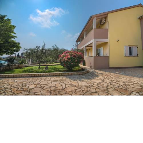 Apartment and Holiday Home Mladenka