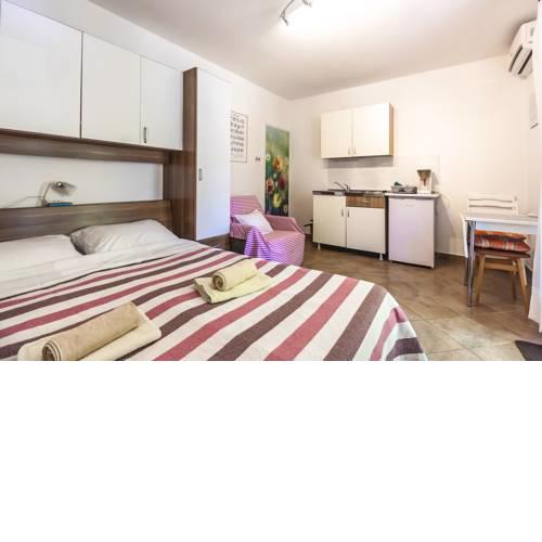 Apartment and Room Bonefacic