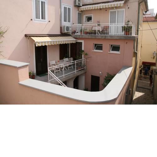 Apartment and Room Marija