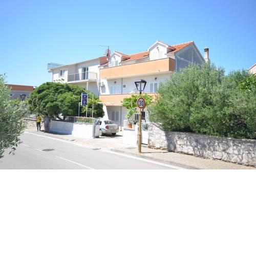 Apartment and Rooms Ive
